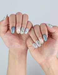 Short nails from Naillover’s Misty Grid collection—trendy white and grey grid look with minimalist charm.