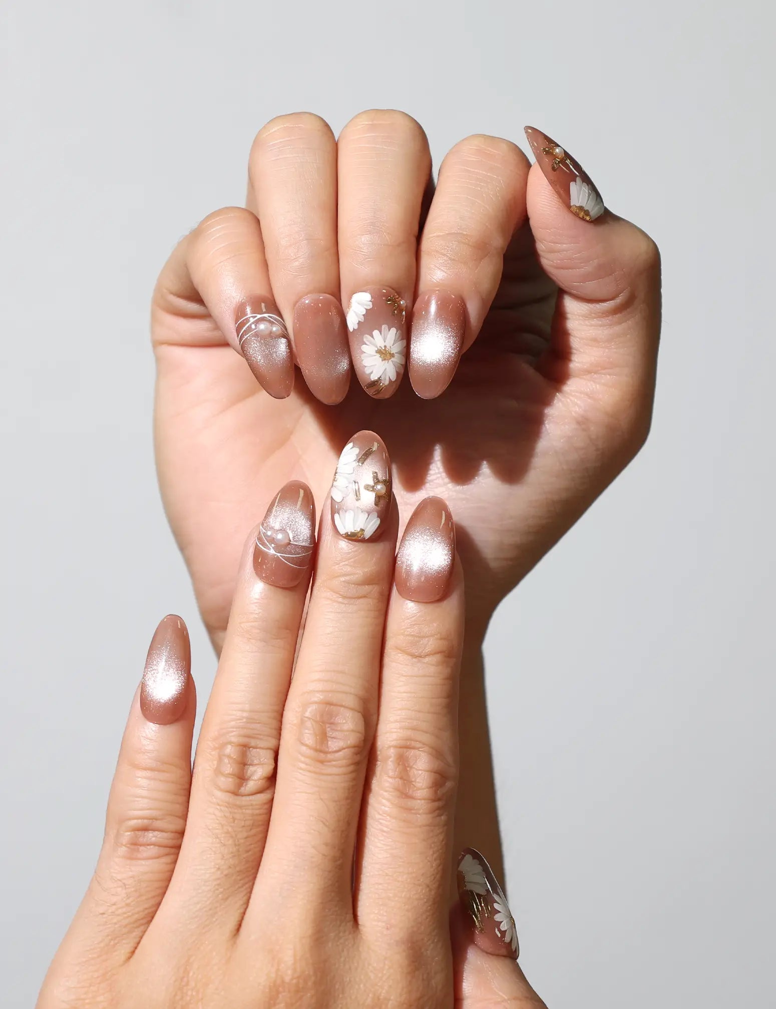 Close-up of Tangerine Daisy Shine floral and gold accent Singapore press on nails by Naillover.