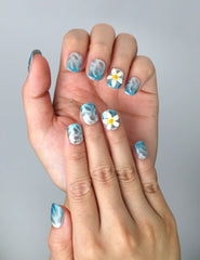 Close-up of Naillover’s handmade Singapore nails featuring subtle color transitions and floral detailing