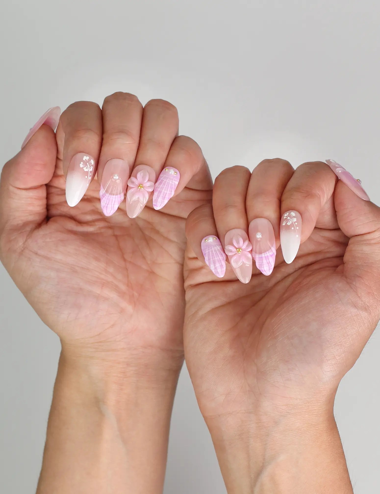Naillover Lavender Bloom 3D summer nails worn outdoors, sparkling in natural light