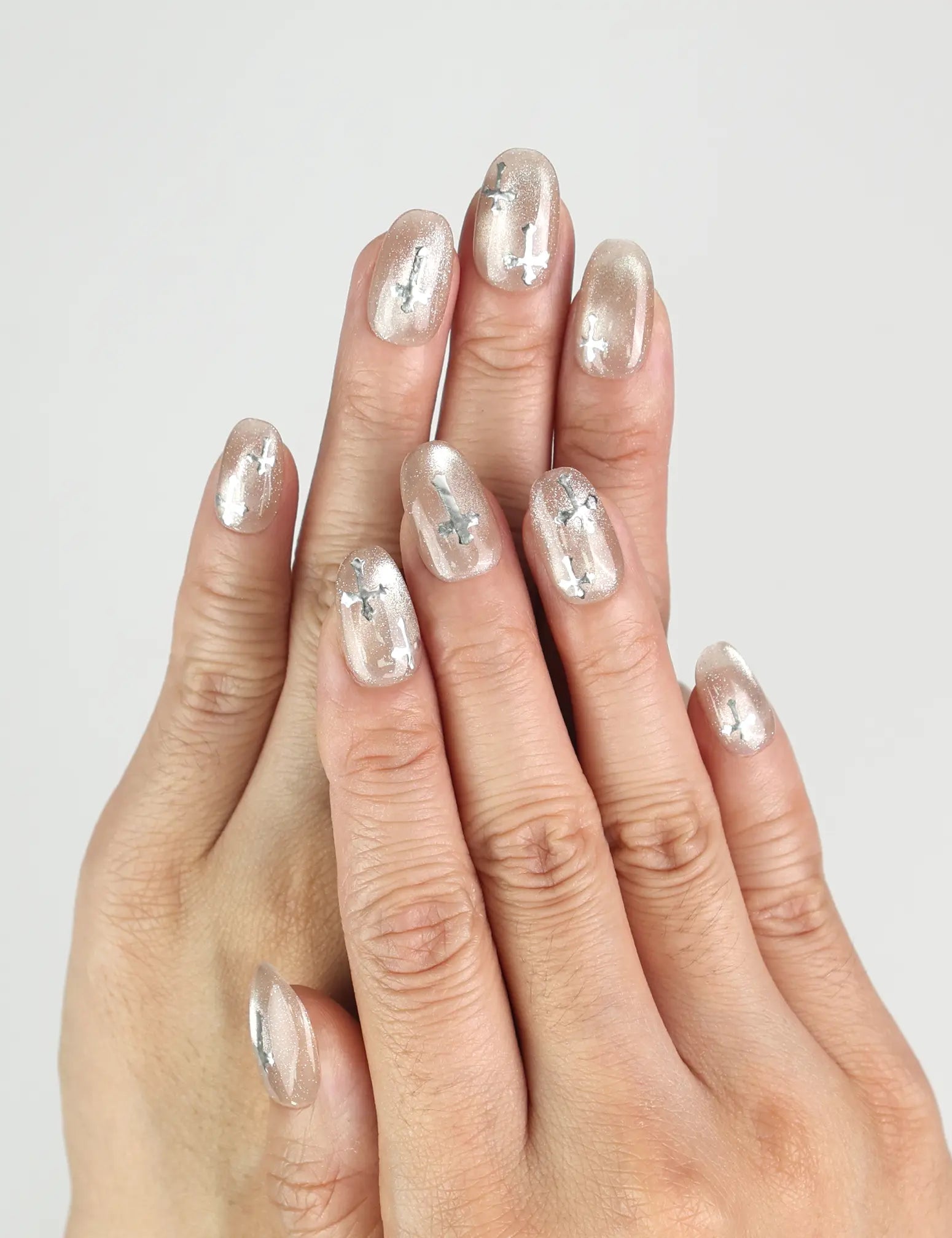 Model wearing Naillover Metallic Glam Singapore press on nails, silver and black geometric glossy finish