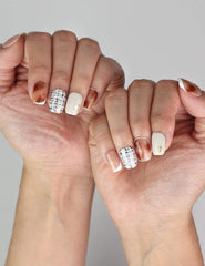 Stylish look of Naillover Mocha Matrix handmade Singapore press on nails styled on model’s hand.