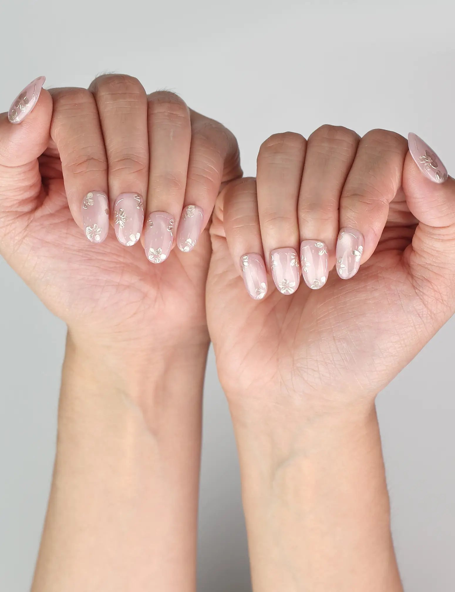 Elegant look of Naillover Rosy Engravings handmade Singapore press on nails styled on model’s hand.