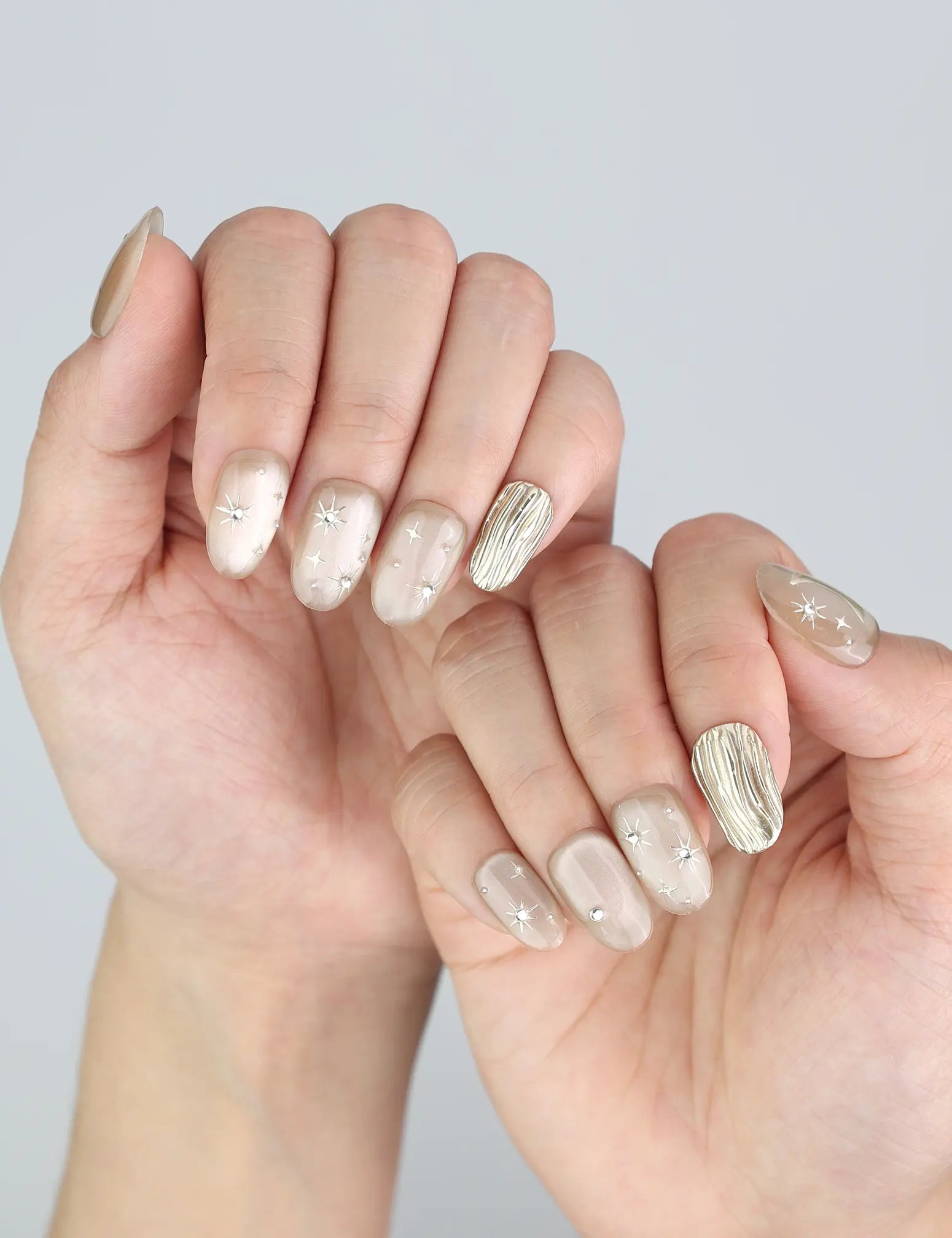 Model hand featuring Starlet Shine Singapore press on nails—simple and refined with a luxury twist.