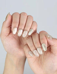 Model hand featuring Starlet Shine Singapore press on nails—simple and refined with a luxury twist.